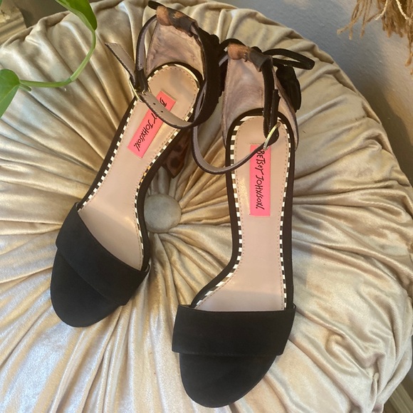 🎀 Betsey Johnson Sandals Animal Print super cute euc ankle strap - Picture 2 of 7